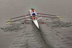 Mehr über den Artikel erfahren Ein Paar im Boot und er hat das Sagen