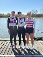 Ein Bild, das Person, draußen, Kleidung, See enthält.

KI-generierte Inhalte können fehlerhaft sein.