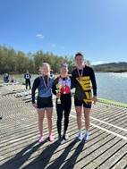 Ein Bild, das draußen, Himmel, Kleidung, Person enthält.

KI-generierte Inhalte können fehlerhaft sein.